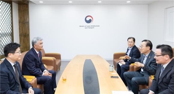 가덕도 신공항 해법 모색…국토부·정원주 대우건설 회장 회동