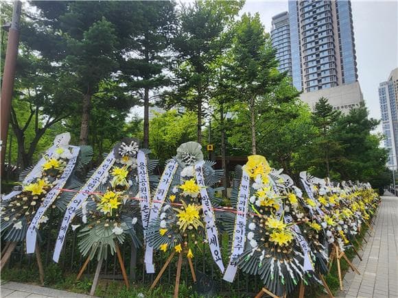 (현장+)근조화환 뒤로 펼쳐진 잔디밭…'집터'로 소환된 용산공원