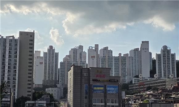 (8·3 세제개편 한 달)(현장+)2800가구 대단지에 전세 3건…"나오면 곧바로 계약"